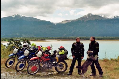 Patagonie, motorky, kámoši a pes.